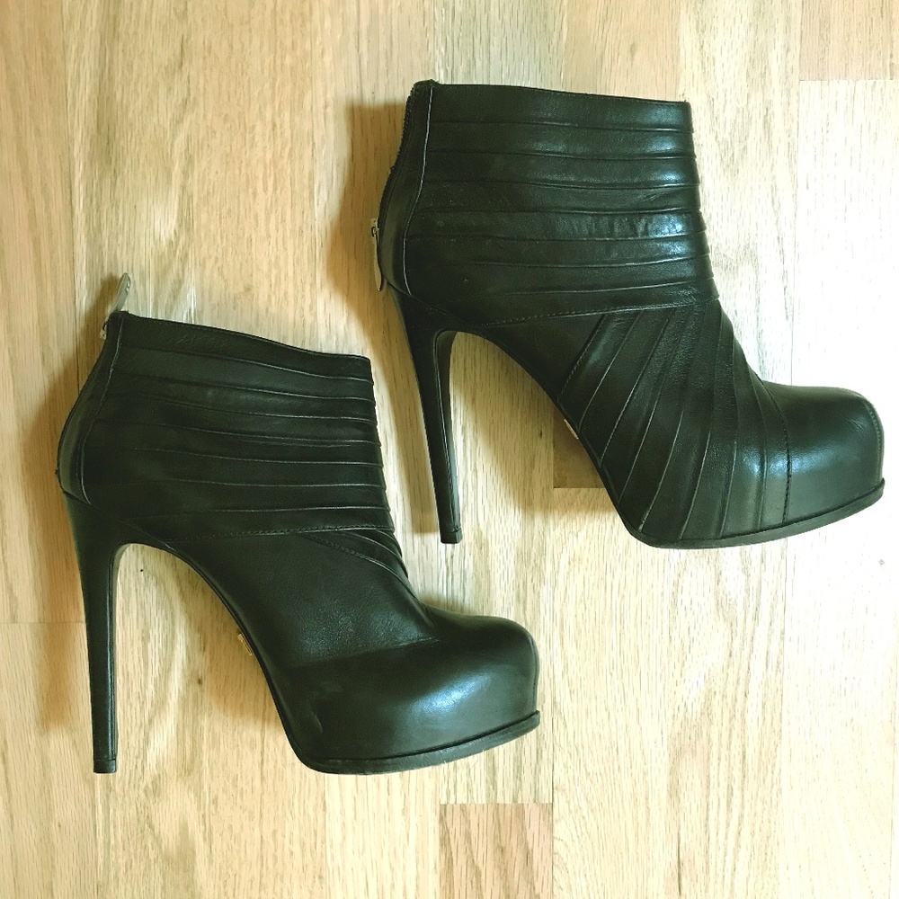 Black leather Pour La Victoire Booties